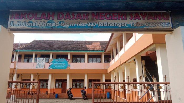 Suasana SD Negeri Sayang di Desa Cikeruh, Kecamatan Jatinangor, Kabupaten Sumedang, Sabtu (25/6/2022) siang tampak sepi. Rombongan guru SD tersebut mengalami kecelakaan dalam perjalanan ke Pangandaran. Tiga orang meninggal dunia.