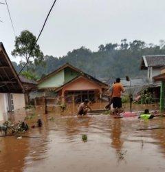 BREAKING NEWS Cianjur Banjir, Luapan Sungai Cibalapulang Rendam 5 Desa di Sukanagara