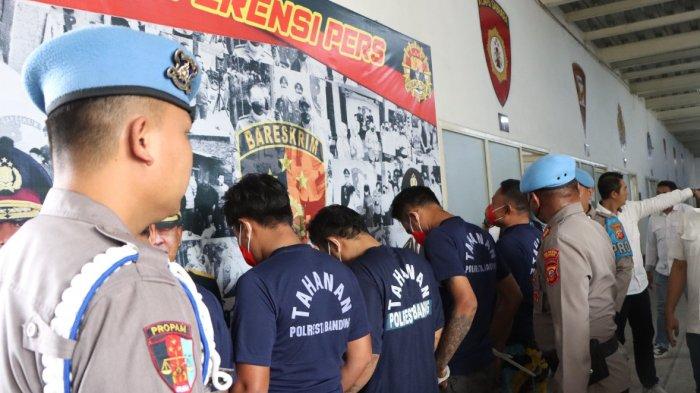 Enam tersangka pengeroyokan terhadap YP di Mapolresta Bandung, Rabu (30/11/2022).