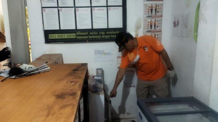 Tim Inafis Polres Cimahi saat olah TKP di minimarket yang dirampok di Jalan Simpang Galudra, Desa Cilame, Kecamatan Ngamprah, Kabupaten Bandung Barat (KBB) dirampok, Senin (23/5/2022) dini hari.
