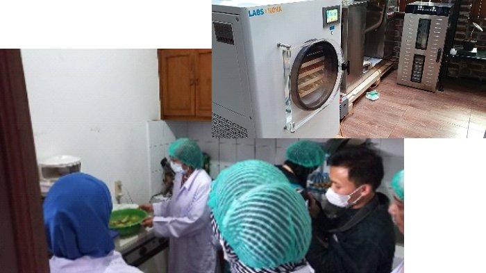 Kegiatan pemrosesan bahan baku buah segar menjadi keripik olahan yang sehat dan bebas dari pengawet