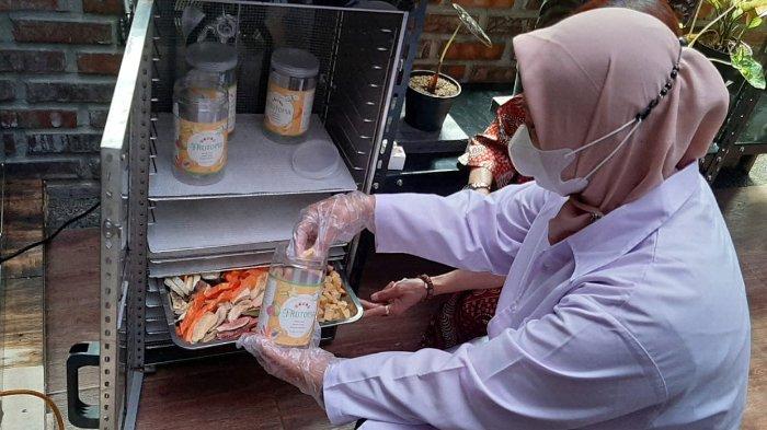 Cara pengemasan produk menggunakan alat Food Dehydrator