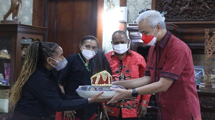 Uria Wopari dan isterinya Rensina Haibini Wopari dari Waropen, Papua bertemu Ganjar yang telah berjasa membantu biaya kuliah putri mereka, Selviana Indira, di Semarang