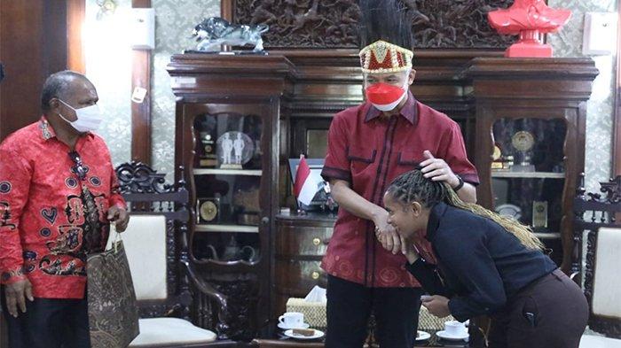 Uria Wopari dan isterinya Rensina Haibini Wopari dari Waropen, Papua bertemu Ganjar yang telah berjasa membantu biaya kuliah putri mereka, Selviana Indira, di Semarang