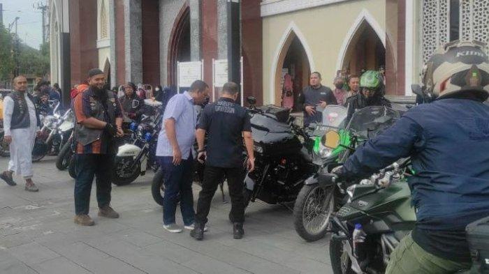 Anggota Muslim Bikers Indonesia (MBI), bersiap mengikuti tablig akbar yang digelar di Masjid Agung Al-Imam Majalengka dengan penceramah Ustaz Subhan Bawazier, Sabtu (19/11/2022).