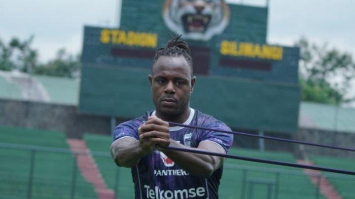 Kompetisi Liga 1 belum ada kepastian, ini yang dilakukan bek Persib Bandung, Victor Igbonefo.