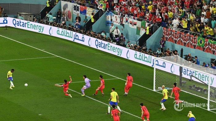 Penyerang Timnas Brasil, #20 Vinicius Junior (kiri) mencetak gol pertama timnya dalam laga sepak bola babak 16 besar Piala Dunia 2022 Qatar antara Brasil melawan Korea Selatan di Stadion 974, di Doha, Qatar, Senin (5/12/2022) waktu setempat. AFP/GLYN KIRK