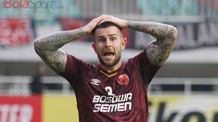 Ekspresi bek PSM Makassar, Aaron Evans saat timnya jumpa Kaya FC pada ajang Piala AFC 2019 di Stadion Pakansari, Kabupaten Bogor, Selasa (2/4/2019).