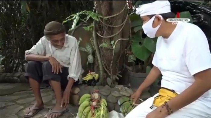 Abah Okib kakek penjual pisang dan Dedi Mulyadi