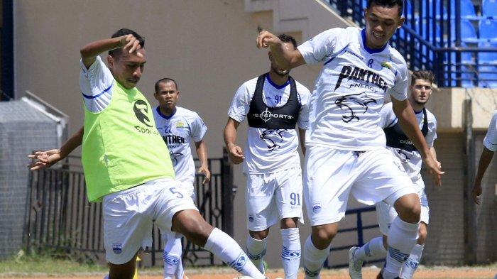 Abdul Aziz berebut bola saat berlatih, Selasa (19/10/2019).