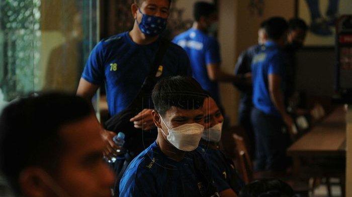 Achmad Jufriyanto terlihat hadir dalam pertemuan di Graha Persib, Sabtu (27/2/2021). Di Liga 1 2020, Achmad Jufriyanto dipinjamkan ke Bhayangkara FC.