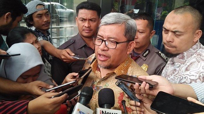 Mantan Gubernur Jawa Barat Ahmad Heryawan usai diperiksa Komisi Pemberantasan Korupsi (KPK) sebagai saksi untuk Sekda Jabar nonaktif sekaligus tersangka kasus suap pengurusan izin Meikarta, Iwa Karniwa di Gedung Merah Putih KPK Jakarta Pusat pada Selasa (27/8/2019).