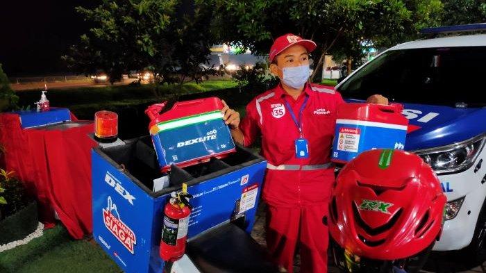 Ahmad Kosasih, driver motoris antar jasa BBM menunjukkan fasilitas wadah bahan bakar yang dapat menampung 10 liter per wadah di Rest Area KM 166 Tol Cipali, Jumat (29/4/2022) dini hari.