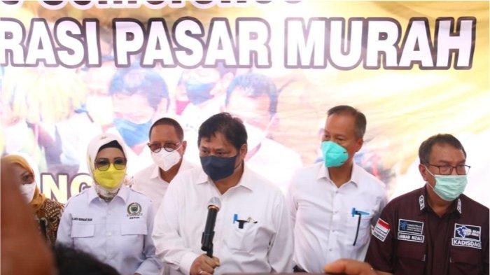Menteri Koordinator Bidang Perekonomian Airlangga Hartarto telah meninjau pelaksanaan operasi pasar di beberapa daerah
