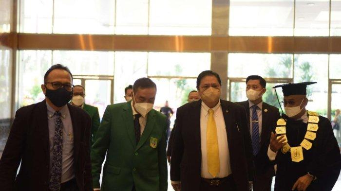 Menteri Koordinator Bidang Perekonomian Airlangga Hartarto saat memberi Pembekalan kepada para Wisudawan yang disampaikan dalam Wisuda Universitas Nasional Tahun 2022, Minggu (19/06).