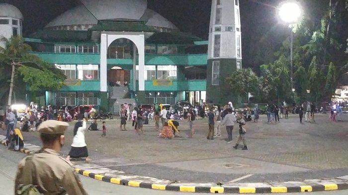 Pengunjung Alun-alun Palabuhanratu, Kabupaten Sukabumi, Jawa Barat berlarian saat dibubarkan petugas gabungan, Sabtu (27/2/2021) malam.