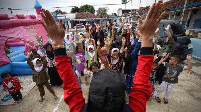 ANAK-anak pengungsian terpusat Desa Mangunkerta, Kecamatan Cugenang, Kabupaten Cianjur, Jawa Barat kembali mengikuti kegiatan belajar mengajar (KBM), Jumat (2/12/2022).