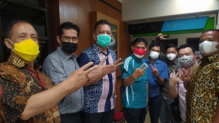 Para anggota DPRD Kota Bandung menunjukkan pose tanda V, sebagai tanda telah mengikuti vaksinasi Covid-19, saat ditemui di ruang observasi pascavaksinasi di Balai Kota Bandung, Selasa (2/3/2021).