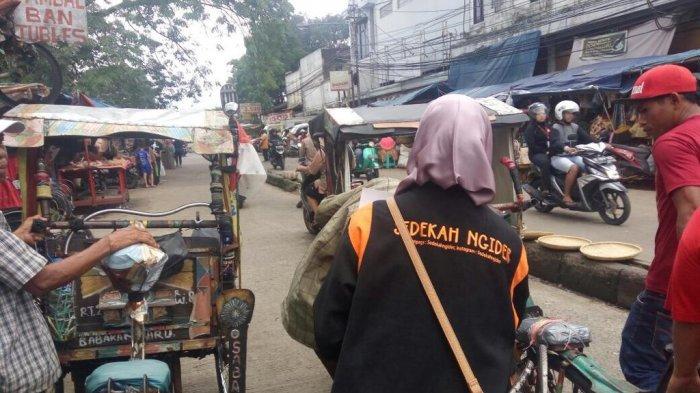 Anggota komunitas Sedekah Ngider Bandung, merupakan sekolompok sukarelawan sosial yang fokus berkegiatan menebar sedekah atau berbagi, khususnya di wilayah kota Bandung.