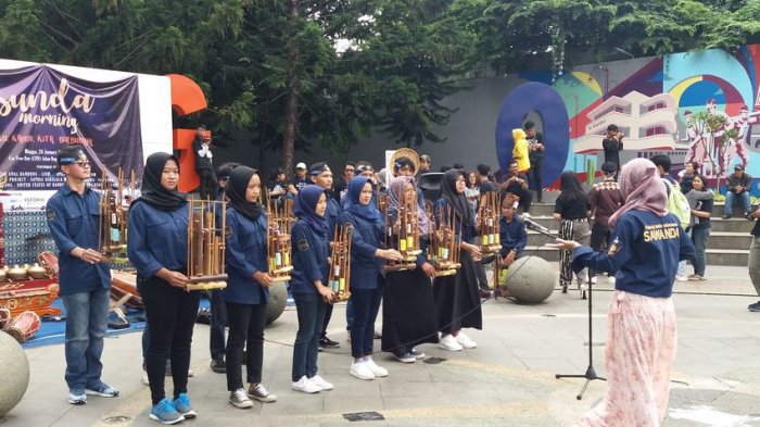 Salah satu unit kegiatan mahasiswa, Sawanda Telkom University mempertunjukkan penampilan angklung dalam kegiatan Sunda Morning di kawasan CFD Dago, Jalan Ir H Juanda, Kota Bandung, Minggu (28/1/2018)