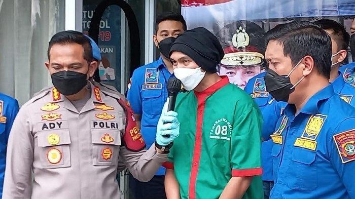 Anji Manji dalam giat rilis kasus narkoba yang digelar di Polres Metro Jakarta Barat, Rabu (16/6/2021).