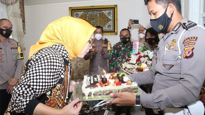 Bupati Purwakarta, Anne Ratna Mustika hari ini merayakan hari bahagianya yakni hari ulang tahun ke 39 tahun. Sejumlah ucapan, karangan bunga, dan kue ulang tahun diterima orang nomor satu di Purwakarta ini, di Pendopo, Kamis (28/1/2021).