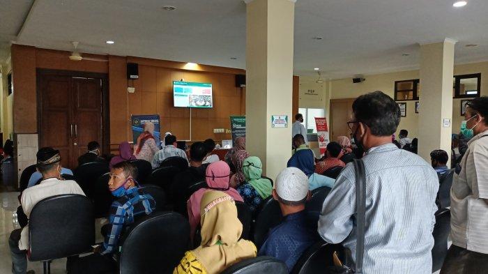 Antrean masyarakat di Pengadilan Agama Kabupaten Indramayu, Senin (18/1/2021).