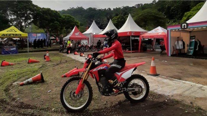 Area test ride Honda CRF150L yang dapat dinikmati oleh peserta maupun pengunjung yang hadir di Tripa Abadi Cirata Cipeundeuy Kabupaten Bandung Barat.