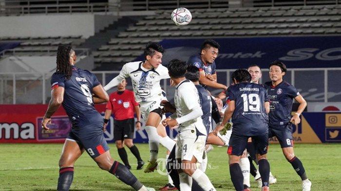 Pesepakbola Arema FC berebut bola dengan pesepakbola PSIS Semarang berebut bola pada lanjutan BRI Liga 1, di Stadion Madya Jakarta, Sabtu (25/9/2021). TRIBUNNEWS/HERUDIN