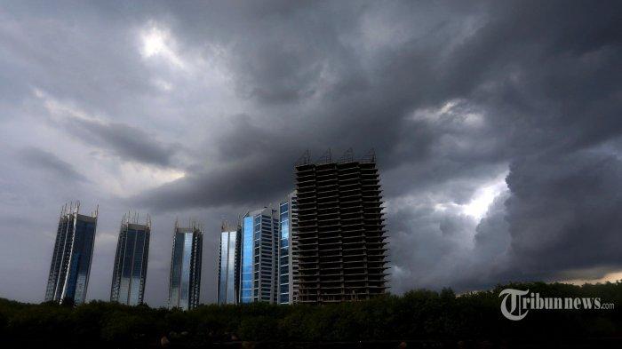 Awan Cumulonimbus menyelimuti perairan Teluk Jakarta di kawasan perairan kepulauan Seibu, Jakarta, Minggu (10/01/2021). Perairan Teluk Jakarta sejak beberapa hari terakhir diselimuti cuaca ekstrem yang berbahaya bagi pelayaran dan penerbangan seputar Kota Jakarta.