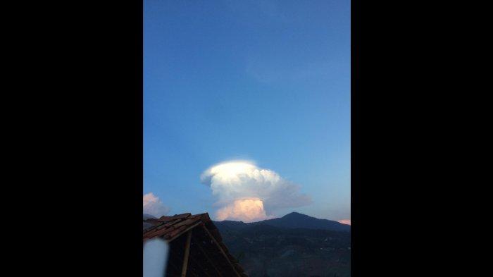 kejadian fenomena alam berupa awan yang menyerupai asap ledakan bom atom di Bandung