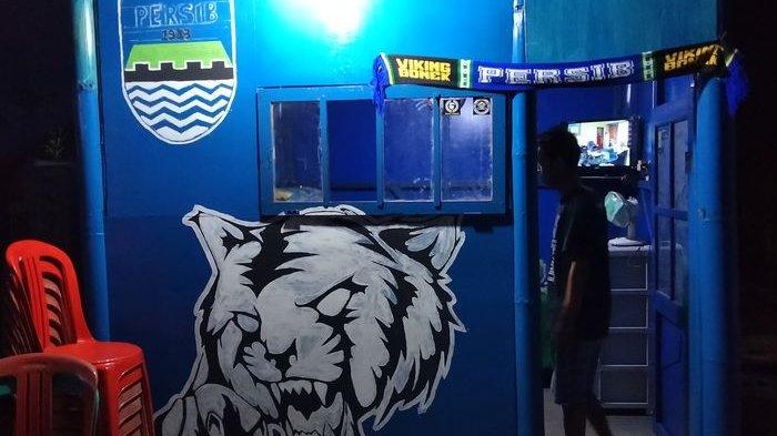 Basecamp Persib milik Abah Sarji (102) di Desa Lengkong, Kecamatan Garawangi, Kabupaten Kuningan, Kamis (22/4/2021).