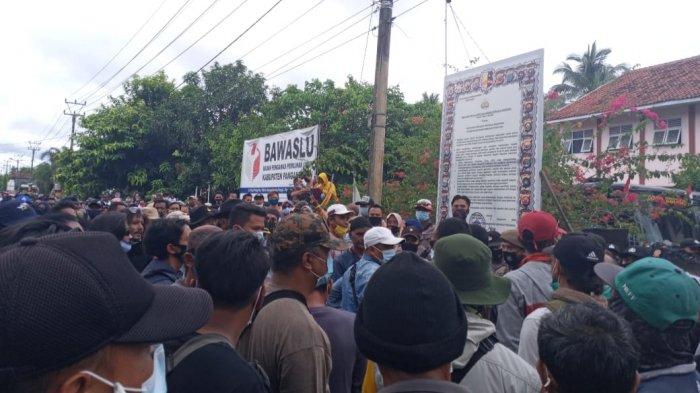 Massa yang mendatangi kantor Bawaslu Pangandaran.