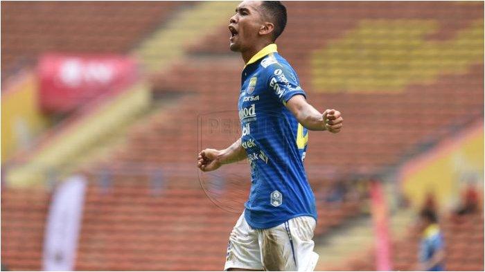 Selebrasi penyerang anyar Persib Bandung, Beni Oktovianto, setelah berhasil membobol gawang Hanoi FC dalam Asia Challenge 2020. Maung Bandung sendiri berhasil menang 2-0 atas sang lawan di Stadion Shah Alam, Selangor, Malaysia.