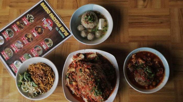 Berbagai menu bakso yang ada di Bakso Pacitan Bu Is.