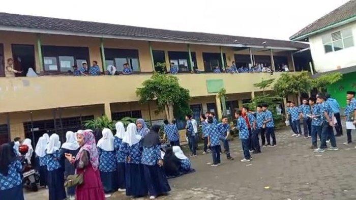 Ratusan siswa di Yayasan Arifaiyah Kebonpedes Kabupaten Sukabumi yang sedang belajar di kelas berhamburan keluar menyelamatkan diri, Kamis (8/12/2022).