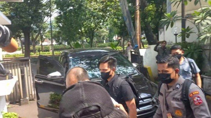 Aide de camp (ADC) atau ajudan Irjen pol Ferdy Sambo yang diduga terlibat baku tembak yakni Bharada E (kemeja hitam), tiba di Kantor Komnas HAM, Menteng, Jakarta Pusat, Selasa (26/7/2022).