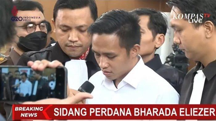 Bharada Richard Eliezer alias Bharada E setelah menjalani sidang perdana kasus pembunuhan Brigadir Nofriansyah Yosua Hutabarat alias Brigadir J pada Selasa (18/10/2022) di PN Jaksel, menyampaikan permohonan maaf kepada keluarga Brigadir J dan menyatakan bahwa dirinya hanya seorang anggota yang tidak memiliki kemampuan untuk menolak perintah dari seorang jenderal.