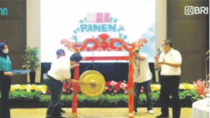 Wakil Pemimpin BRI Bandung Eka Ahmad Djatnika bersama Pemimpin BRI Cabang Majalengka Bambang Parulian melakukan prosesi pemukulan gong dalam rangka acara PHS