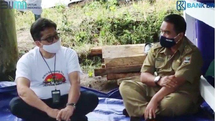 Wakil Pemimpin BRI Bandung Eka Ahmad Djatnika berbincang bersama perwakilan Disperindag Lembang pada acara sosialisasi Micropayment Ecosystem