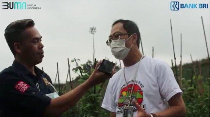 Kabag. Bisnis Mikro BRI Kanwil Bandung Lilik Sungkono memberikan penjelasan pada acara sosialisasi disalah satu perkebunan di lembang