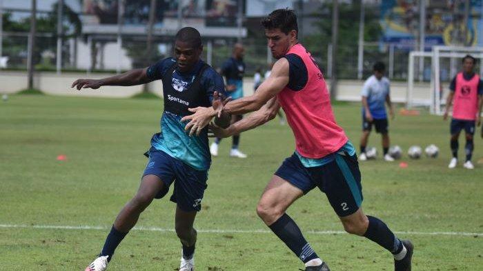 Bruno Cantanhede (kiri) dan Nick Kuipers pada sesi latihan Persib Bandung di Bali.