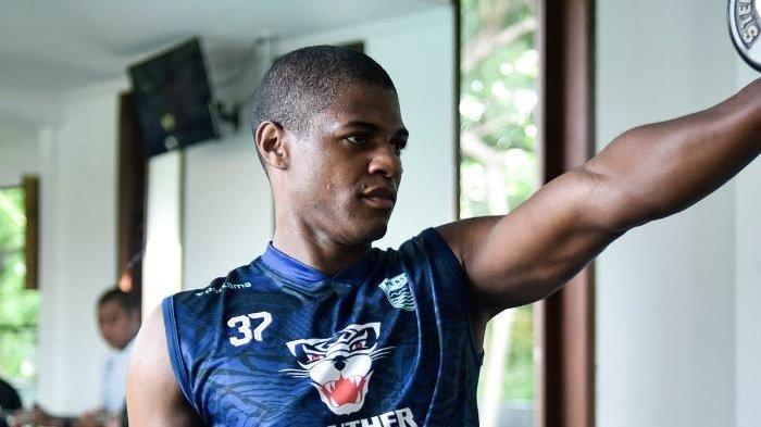 Bruno Cantanhede melakukan latihan kebugaran