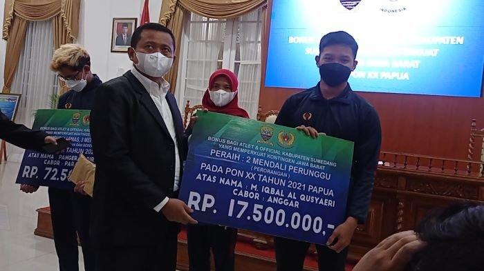 Bupati Sumedang Dony Ahmad Munir memberikan bonus kepada atlet peraih medali di PON XX Papua, di Gedung Negara Sumedang, Jumat (31/12/2021).