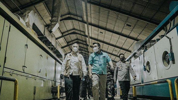 Bupati Karawang Cellica Nurrachadiana saat meninjau pabrik di Karawang, Selasa (6/7/2021)