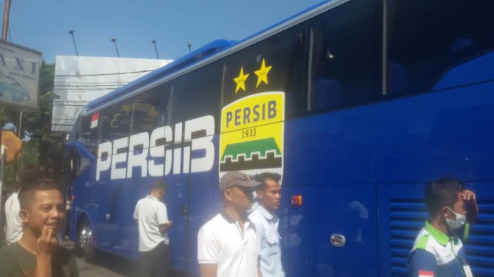 Skuat Persib Bandung tiba di Bandara Husein Sastranegara Bandung, Senin (19/6) siang sekitar pukul 11.00. Bus Biru Persib Bandung siap membawa rombongan ke mes Persib Bandung.