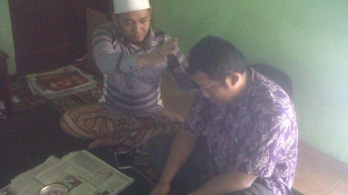 DEPRESI - Ustaz Ujang Bustomi mencoba menenangkan pasiennya yang depresi akibat Pemilu di Padepokan Al-Busthomi, Jumat (11/4). Pasien itu depresi karena takut raihan suara istrinya yang menjadi caleg DPRD Jabar dari Dapil Cirebon-Indramayu di luar target sehingga gagal duduk di dewan.