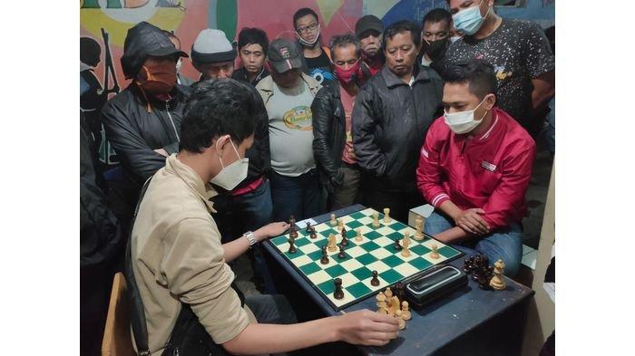 Pertarungan Deni Sonjaya (FIDE Masater) melawan Arifa Rizky Syahputra (Tim Porda Kota Bandung) di Liga Catur Ledeng Seri II 2020 kategori perorangan pada Sabtu (26/12/2020) berjalan seru.