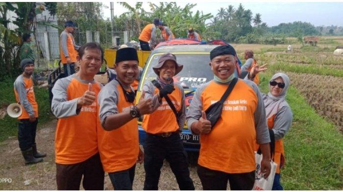 Pembina Karang Taruna Bina Karya H. Bambang Kenharto bersama anggota usai bersihkan sampah disusukan gede Dusun Kalapanunggal Ciamis
