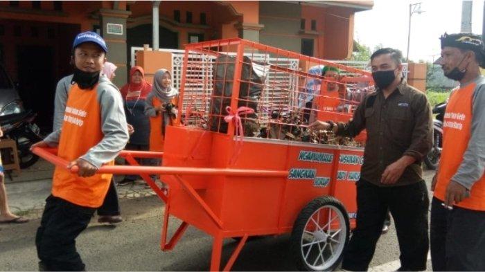 Anggota DPRD Kabupaten Ciamis dari Fraksi PKS H. Uus Rusdiana bersama warga mendorong gerobak sampah